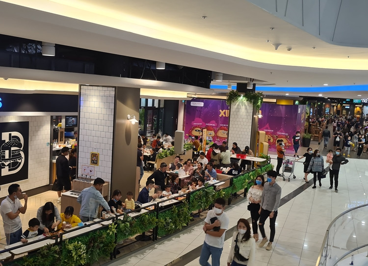 Thực khách vui vẻ ăn tại quán sau thời gian dài bán mang về.