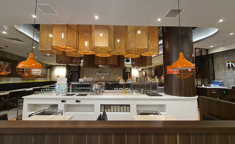 Cảnh tượng vắng vẻ tại một số nhà hàng sau những ngày đầu Hà Nội cho phép kinh doanh, phục vụ tại chỗ.