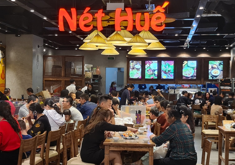 Nhằm đảm bảo an toàn phòng, chống dịch các nhà hàng đều trang bị dung dịch rửa tay sát khuẩn đặt bên ngoài cửa ra vào và sắp xếp bàn ghế ngồi giãn cách. Tuy nhiên, do lượng khách quá đông nên việc giữ khoảng cách ở một số nhà hàng không ăn thua.