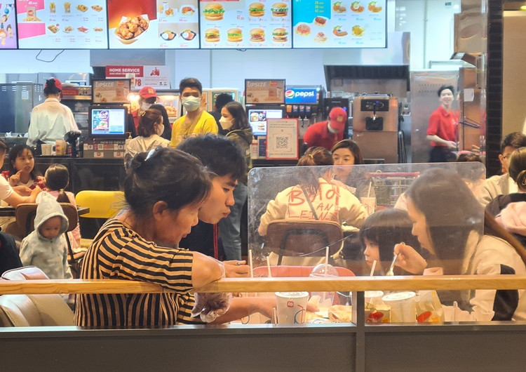 Nhiều gia đình đưa nhau đi thưởng thức những món ăn ưa thích sau khi Hà Nội cho phép các nhà hàng, quán ăn được hoạt động trở lại sau thời gian dài tạm dừng để phòng dịch COVID-19.