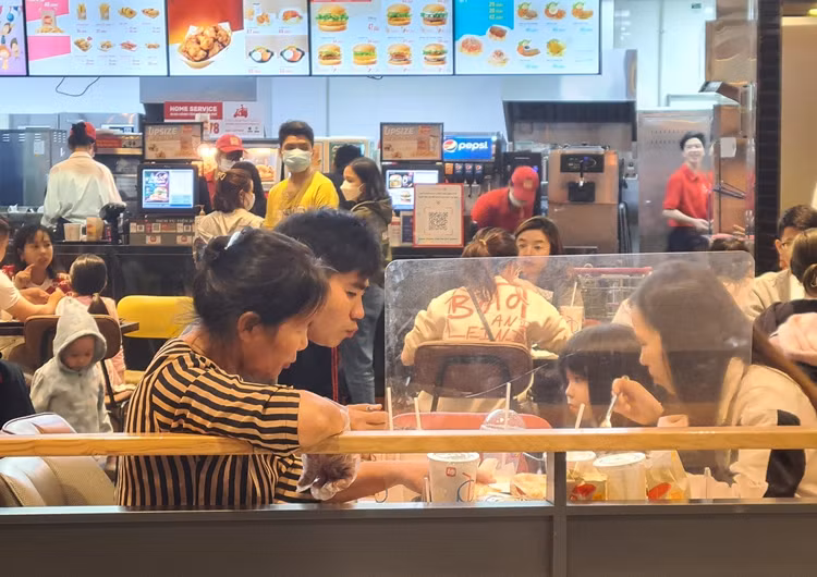 Nhiều gia đình đưa nhau đi thưởng thức những món ăn ưa thích sau khi Hà Nội cho phép các nhà hàng, quán ăn được hoạt động trở lại sau thời gian dài tạm dừng để phòng dịch COVID-19.