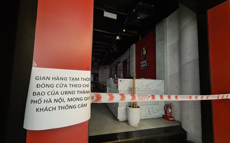 Một số nhà hàng chưa mở cửa, vẫn dán thông báo cũ và "niêm phong" cửa ra vào.