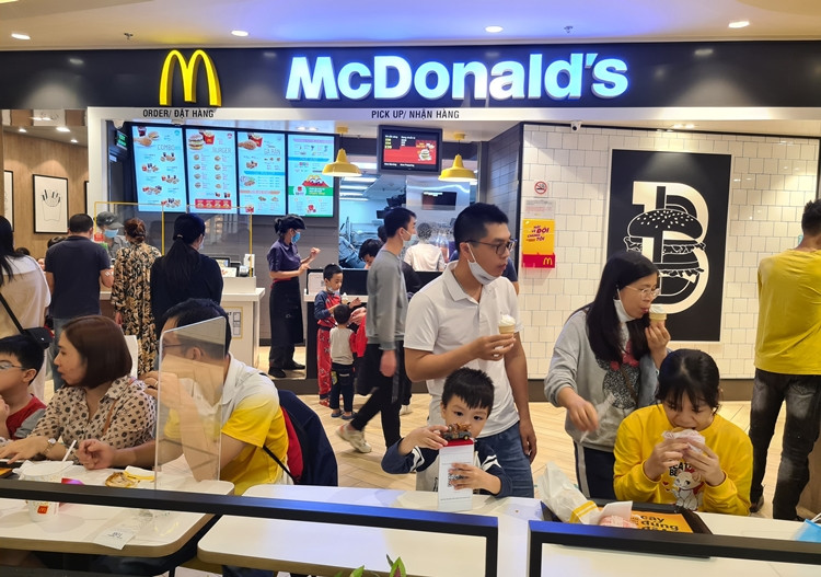 Trước đó, từ 6h ngày 14/10, UBND thành phố Hà Nội đã điều chỉnh một số hoạt động trên địa bàn, cho phép mở lại một số hoạt động, dịch vụ, trong đó các nhà hàng, cơ sở kinh doanh dịch vụ ăn, uống (trừ các cơ sở kinh doanh rượu, bia, bia hơi) được phép kinh doanh, phục vụ tại chỗ, không quá 50% chỗ ngồi.