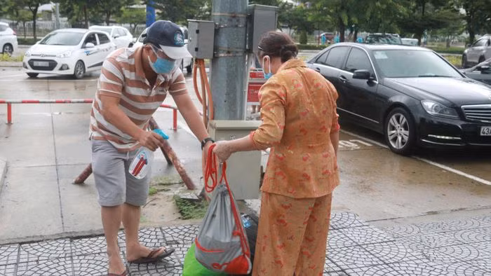 Chuyen bay mien phi dua nguoi dan Da Nang tu TP HCM ve que-Hinh-8