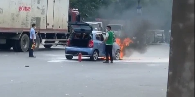 Video: Xe hop boc chay du doi khi dang chay, tai xe bung cua thoat than