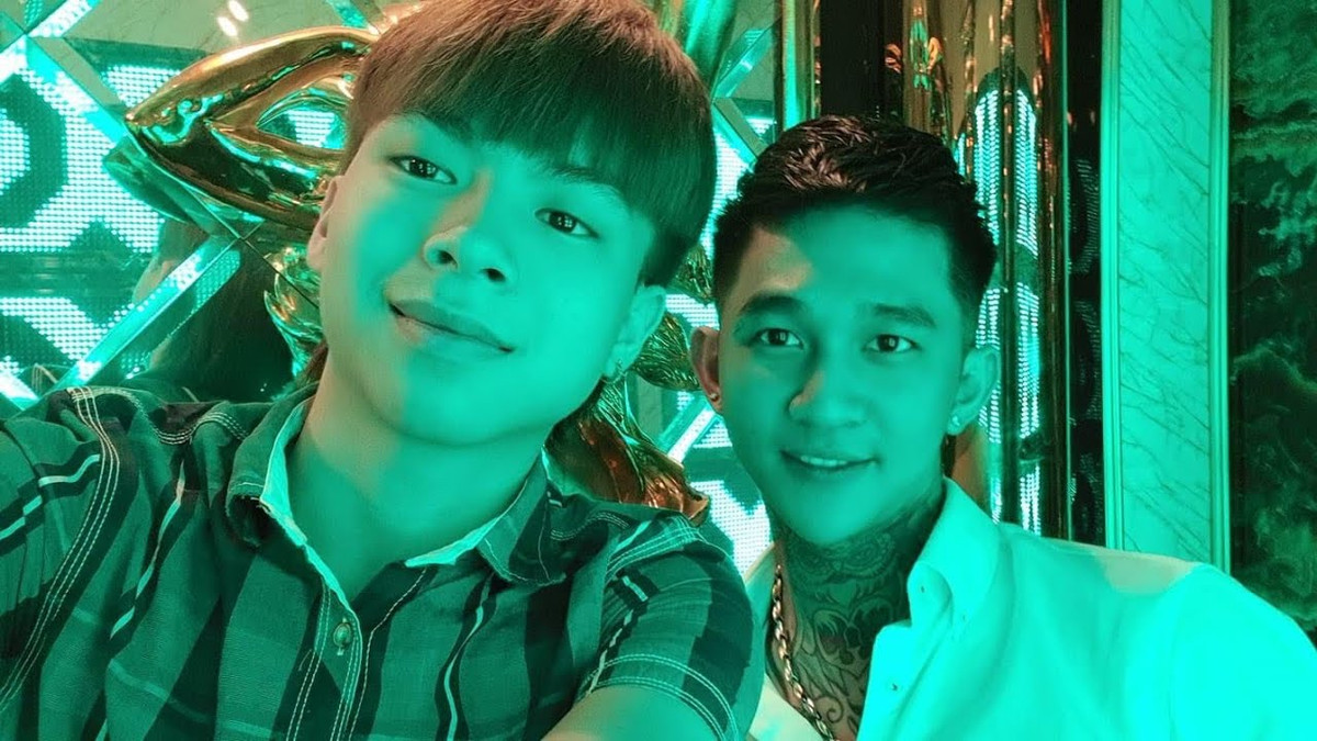 Trên mạng xã hội, cả 2 thường xuyên có những hình ảnh chụp chung, tag tên nhau, thường là chụp tại những nơi ăn chơi, sang chảnh.