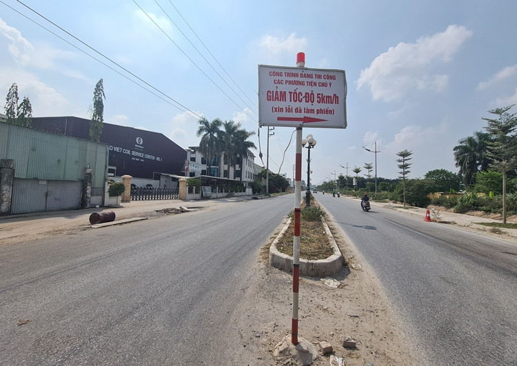 Đèn cảnh báo công trường và tấm biển giảm tốc độ cũng được lắp đặt lại để phương tiện và người dân tham gia giao thông hạn chế tốc độ khi di chuyển qua.