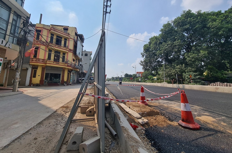 Cọc tiêu cảnh báo phản quang được đặt hết tại các cống thoát nước chưa có nắp.