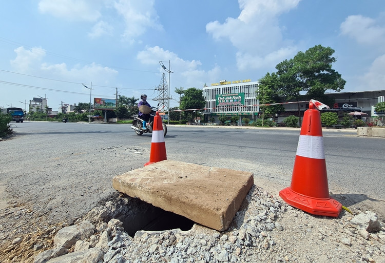 Tại các vị trí cống thoát nước chưa có nắp đậy, cũng được che chắn bằng những khối bê tông nhỏ và đặt cọc tiêu cảnh báo phản quang bên cạnh để người tham gia giao thông dễ dàng quan sát.