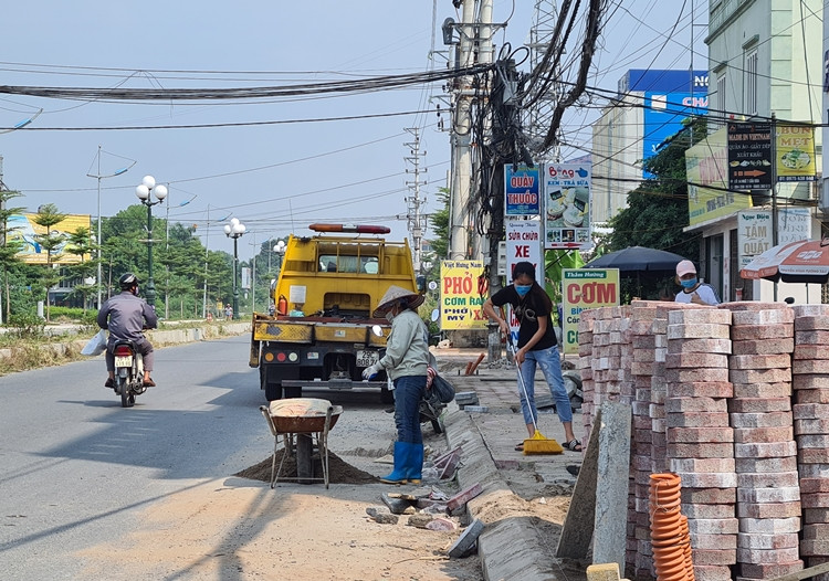 Quá trình thi công, các công nhân cũng thực hiện đảm bảo an toàn lao động cho người và phương tiện qua đây.