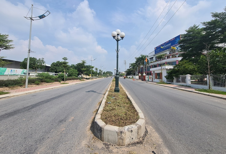 Ghi nhận của PV ngày 3/10/2021 cho thấy, dọc hai bên vỉa hè và dải phân nhiều đoạn của đường ĐT427 đang cải tạo, cỏ dại đã được nhà thầu cắt bỏ toàn bộ.