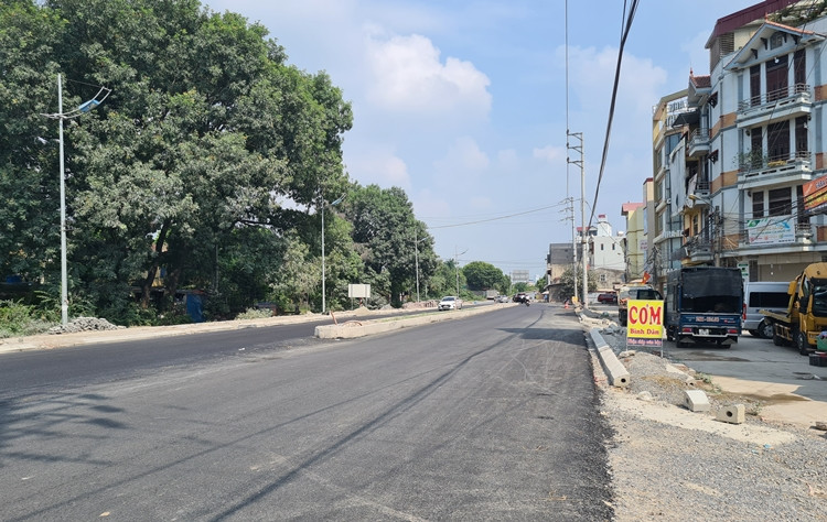 Những đoạn đường gồ ghề, xuất hiện ổ voi, ổ gà cũng nhanh chóng được đơn vị thi công trải thảm nhựa mới, bụi bặm giảm đi đáng kể.