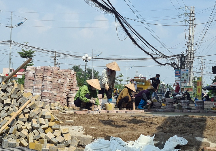 Công nhân khẩn trương hoàn thiện nốt các hạng mục của dự án.