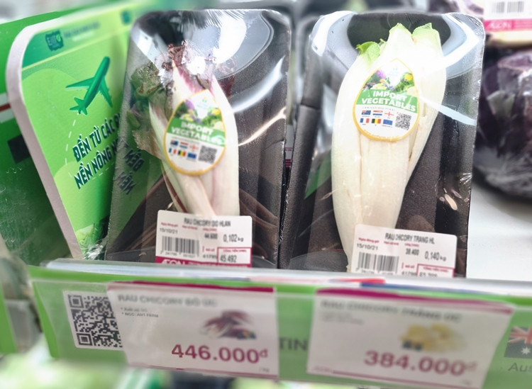 Giá cũng như nguồn gốc các sản phẩm rau nhập khẩu tại siêu thị này đều được niêm yết công khai.