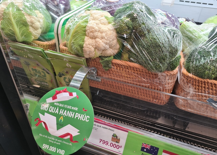 Đặc biệt, siêu thị còn đóng giỏ quà các loại rau nhập khẩu với giá từ vài trăm nghìn đồng đến tiền tiền triệu/giỏ.