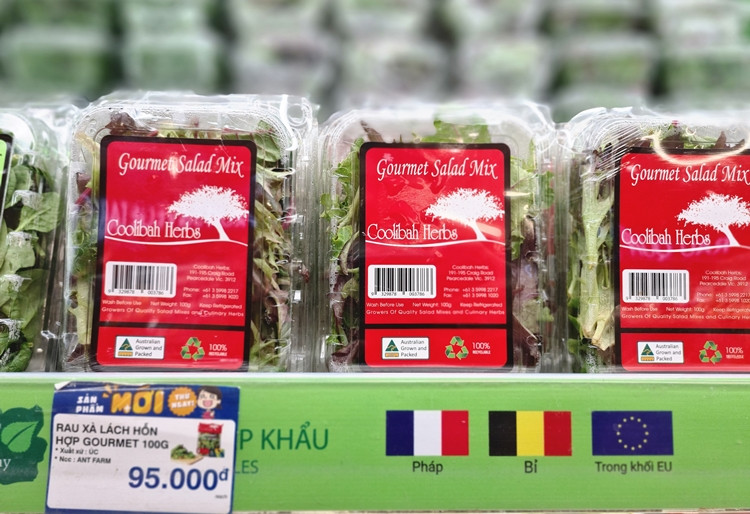 Đủ các loại rau xanh, xuất xứ khách nhau được bày bán.