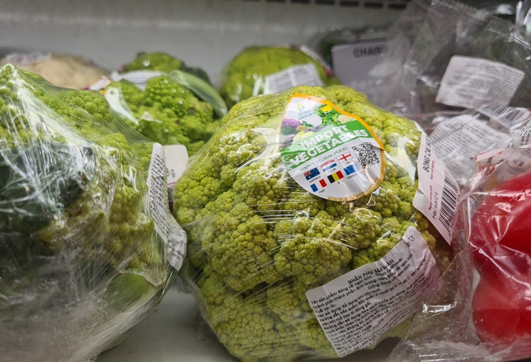 Nếu quan sát bằng mắt thường, vẻ bề ngoài của các loại rau xanh nhập khẩu này chẳng khác gì sản phẩm được gieo trồng tại Việt Nam.