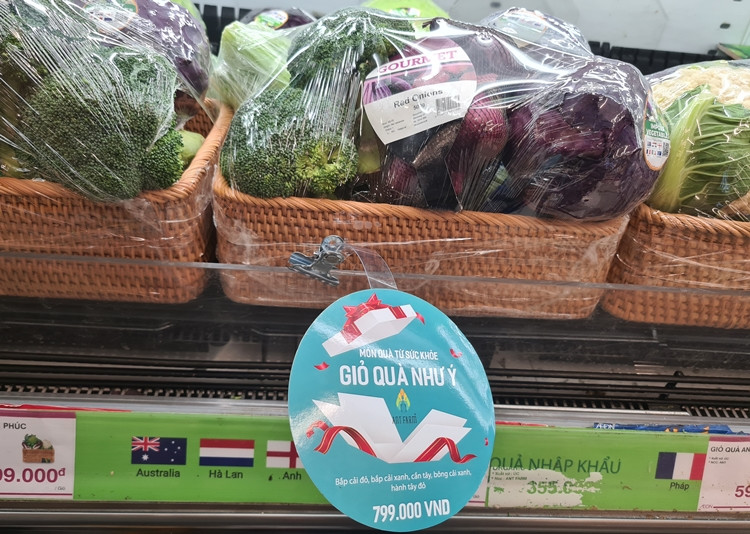 Với “giỏ quà như ý” gồm các sản phẩm rau nhập khẩu như: Bắp cải đỏ, bắp cải xanh, cần tây, bông cải xanh, hành tây đỏ được siêu thị lấy giá gần 800.000 đồng/giỏ.