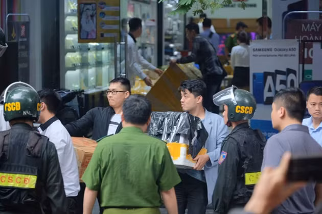 Hàng loạt cơ sở kinh doanh của Nhật Cường Mobile bị Công an khám xét.