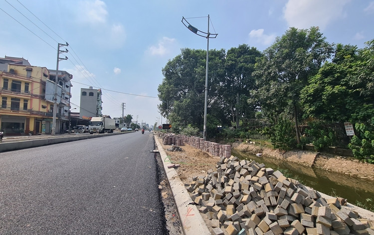 Tại một số đoạn khác, gạch lát vỉa hè đã được đơn vị thi công sắp xếp gọn gàng lên vỉa hè, không còn nằm ngổn ngang dưới lòng đường.