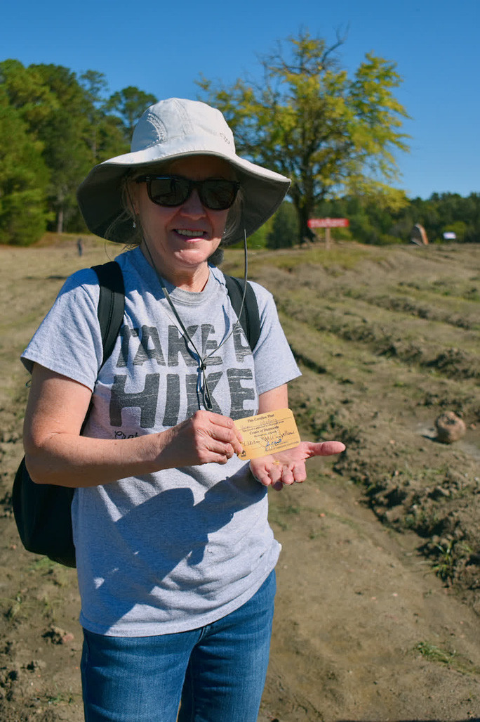 Di choi cong vien nhat duoc kim cuong “xin”-Hinh-2