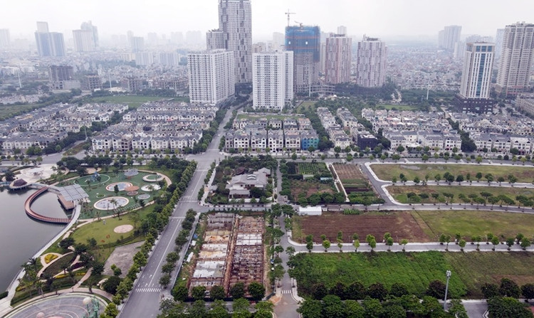 Theo đó, tiến độ hoàn thành các công trình hạ tầng kỹ thuật là trước quý 4/2015, hạ tầng xã hội và các công trình khác hoàn thành vào quý 4/2017. Đến năm 2018, dự án tiếp tục được gia hạn tiến độ thực hiện. Tiến độ thực hiện dự án khu đô thị mới hoàn thành trước quý 4/2020, các công trình hạng mục hạ tầng kỹ thuật, hạ tầng xã hội phải bàn giao không bồi hoàn trước quý 4/2019. Tuy nhiên, đến thời điểm hiện tại nhiều lô đất vẫn chưa triển khai, cỏ mọc um tùm.