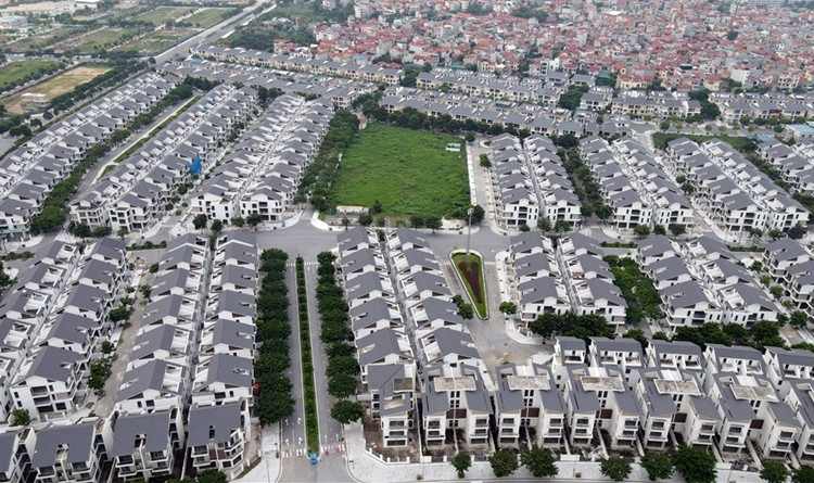 Nhiều dãy biệt thự, nhà liền kề xây dựng để bán và có người dân vào ở nhưng các công trình trường học chưa đầu tư xây dựng.