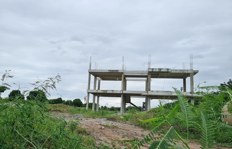 Một số nhà liền kề xây dựng nhiều năm chưa hoàn thiện.