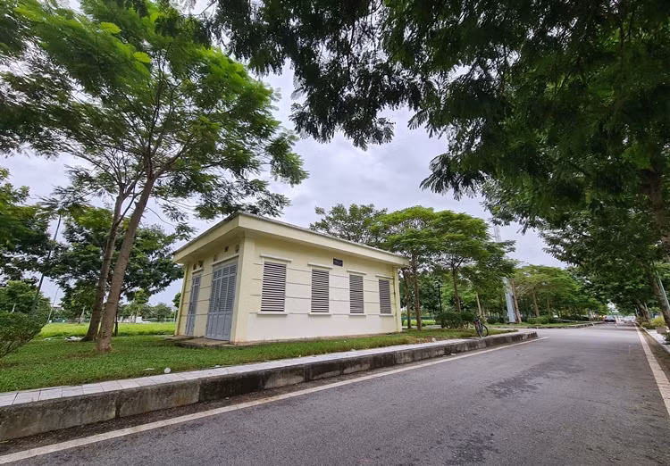 Tại dự án khu đô thị mới Dương Nội, Bộ Tài nguyên và Môi trường và Bộ Xây dựng đề nghị làm rõ việc xây dựng các trạm biến áp tại các ô đất theo quy hoạch là đất cây xanh và đất trường mẫu giáo có phù hợp với quy hoạch chi tiết xây dựng tỉ lệ 1/500 khu đô thị mới Dương Nội đã được phê duyệt không. Về vấn đề này, báo cáo của UBND TP.Hà Nội nêu rõ, có 2/3 trạm biến áp xây dựng trên ô đất ký hiệu I-CX02 (đất cây xanh) và ô đất ký hiệu MG-03 (đất mẫu giáo), không phù hợp với quy hoạch đã được UBND tỉnh Hà Tây trước đây phê duyệt.