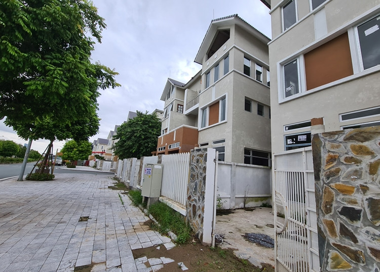 Biệt thự liền kề “mọc” lên để bán nhưng xây dở dang theo kiểu nửa đồng, nửa vườn, nửa phố, nửa bỏ hoang.
