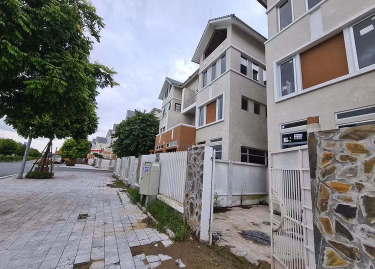 Biệt thự liền kề “mọc” lên để bán nhưng xây dở dang theo kiểu nửa đồng, nửa vườn, nửa phố, nửa bỏ hoang.