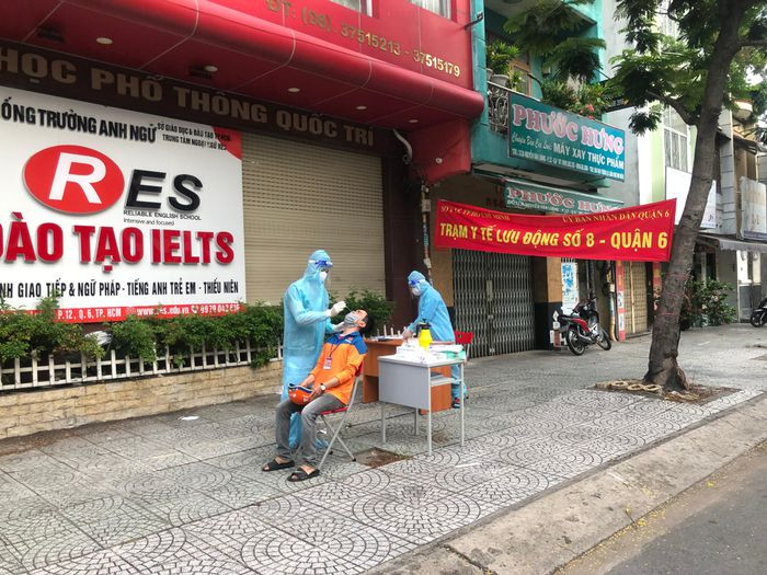 Vi sao shipper TPHCM tiem du 2 mui vac xin van phai xet nghiem 3 ngay/lan?-Hinh-2