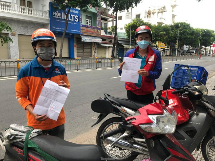 Vi sao shipper TPHCM tiem du 2 mui vac xin van phai xet nghiem 3 ngay/lan?