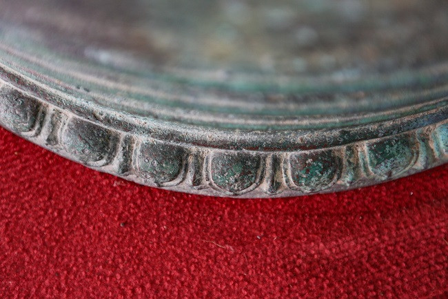 Ở phần miệng chuông được trang trí cầu kỳ với 86 cánh hoa sen lập úp, viền cánh sen có hai đường gờ nổi, trong số đó có 43 cánh to, 43 cánh nhỏ nằm xen kẽ nhau bao quanh vành miệng chuông.