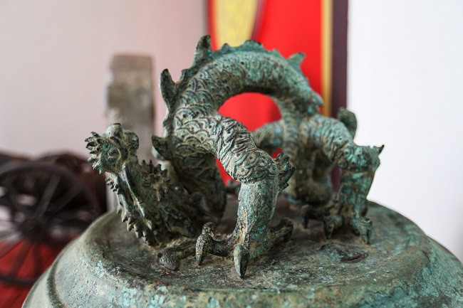 Chuông nặng hơn 200 kg, đúc bằng đồng, cao 115 cm, đường kính 65 cm, khối hình trụ tròn, miệng khum thon dần về phía đỉnh. Quanh thân có 6 núm thỉnh hình tròn hoa sen với 13 cánh lớn nhỏ lập úp xen kẽ, phân bổ thành ba cặp đối xứng.