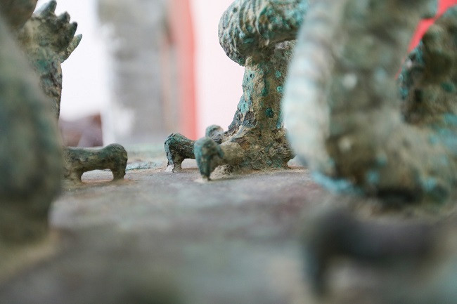 Chân rồng trong tư thế khỏe khoắn, bệ vệ.