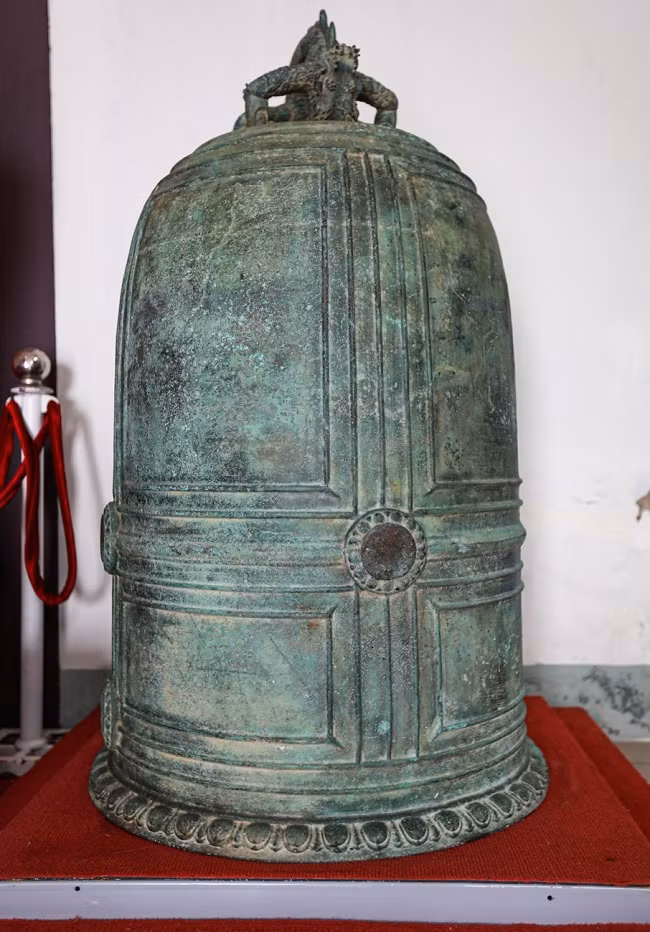  Chuông chùa Rối đúc cuối thế kỷ XIV, là hiện vật độc bản, do ông Phan Tân phát hiện vào cuối năm 1990 khi đào gốc cây trên nền đất trống tại chùa Rối (nay đã thành phế tích) ở thôn Trường Xuân, xã Cẩm Thịnh, huyện Cẩm Xuyên. Hiện cổ vật này đang được trưng bày tại Bảo tàng tỉnh Hà Tĩnh