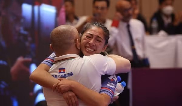 Nuoc mat vang cua nu vo si nong bong nguoi My goc Khmer-Hinh-11