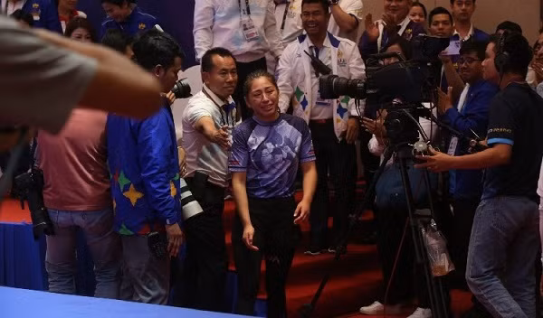 Nuoc mat vang cua nu vo si nong bong nguoi My goc Khmer-Hinh-15