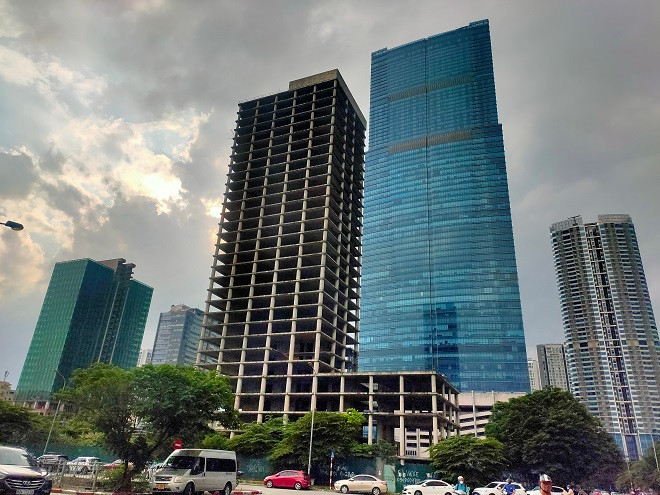 Hình ảnh đối lập với các khu toà nhà cao ốc hiện đại xung quanh. 