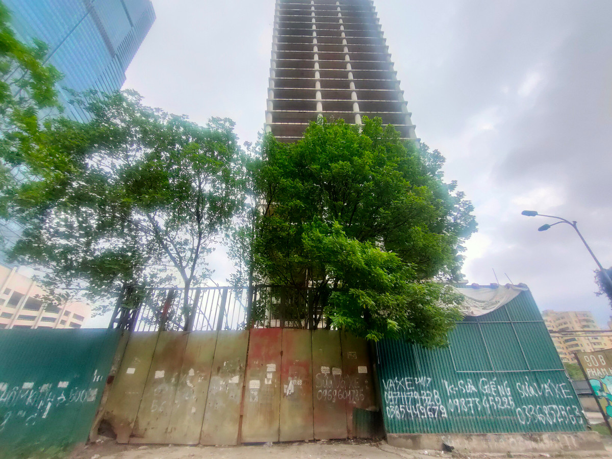 Cổng chính vào dự án Vicem Tower trên mặt đường Phạm Hùng luôn trong tình trạng "cửa đóng then cài", cây cỏ mọc um tùm sau nhiều năm bỏ hoang. 