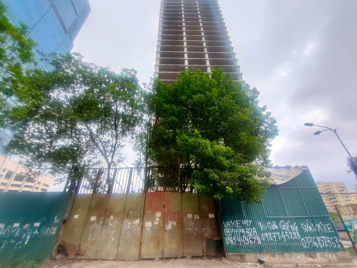 Cổng chính vào dự án Vicem Tower trên mặt đường Phạm Hùng luôn trong tình trạng "cửa đóng then cài", cây cỏ mọc um tùm sau nhiều năm bỏ hoang. 