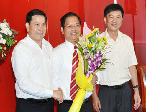  17. Ông Lê Viết Chữ - Tân Bí thư Tỉnh ủy Quảng Ngãi Ngày 18/6, Ban Tổ chức Trung ương đã công bố quyết định của Bộ Chính trị chuẩn y chức danh Bí thư Tỉnh ủy Quảng Ngãi nhiệm kỳ 2010-2015 đối với ông Lê Viết Chữ. Ông Chữ (52 tuổi) ngụ xã Hành Thịnh, huyện Nghĩa Hành (Quảng Ngãi). Ông vốn là kỹ sư hàng hải, trình độ cao cấp chính trị và từng trải qua các chức vụ: Giám đốc Sở giao thông Vận tải, Bí thư Thành ủy TP Quảng Ngãi, Phó chủ tịch HĐND tỉnh Quảng Ngãi, Chủ tịch Ủy ban MTTQ Việt Nam tỉnh. Tại kỳ họp thứ 13 tháng 7/2014, HĐND tỉnh khóa 11 đã bầu bổ sung ông Lê Viết Chữ, Phó Bí thư Tỉnh ủy giữ chức Chủ tịch UBND tỉnh Quảng Ngãi.