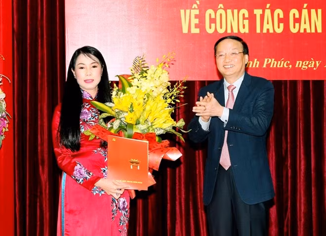  20. Bà Hoàng Thị Thúy Lan - Tân Bí thư Tỉnh ủy Vĩnh Phúc Ngày 14/3, bà Hoàng Thị Thúy Lan được trao trao quyết định của Bộ Chính trị phân công giữ chức Bí thư Tỉnh ủy Vĩnh Phúc nhiệm kỳ 2010-2015. Bà Lan sinh năm 1966, trình độ chuyên môn: Thạc sĩ Luật, Đại học Khoa học Xã hội và Nhân văn. Trình độ chính trị Cao cấp. Trước khi được bầu giữ chức Bí thư Tỉnh ủy, bà Hoàng Thị Thúy Lan đã từng kinh qua các vị trí như: Phó Bí thư Tỉnh ủy, Trưởng Ban Tổ chức Tỉnh ủy, Chủ nhiệm Ủy ban Kiểm tra Tỉnh ủy, Trưởng ban Dân vận Tỉnh ủy, Chủ tịch Liên đoàn Lao động tỉnh Vĩnh Phúc, Bí thư Tỉnh đoàn Vĩnh Phúc.