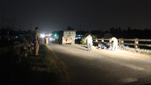 7. Va chạm với xe ben, hai anh em thương vong Khoảng 17h30 ngày 7/10, chiếc xe máy mang biển số 61F-3257 do ông Nguyễn Văn Út và ông Nguyễn Văn Châu (là hai anh em, quê ngụ Long An), chở nhau lưu thông từ khu công nghiệp Nam Tân Uyên về ngã tư Bình Chuẩn, thị xã Thuận An, tỉnh Bình Dương. Khi đến cầu Tân Hội thì xảy ra va chạm với xe ben mang biển số 61H – 3275 do tài xế Dương Văn Bình (SN 1973, quê Bình Dương) điều khiển lưu thông cùng chiều. Va chạm khiến hai người ngồi trên xe máy ngã xuống đường rồi bị bánh xe ben cán ngang qua. Hậu quả, ông Út chết tại chỗ, ông Châu bị thương nặng.