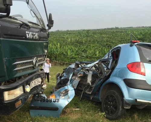 2. Taxi tông xe tải, 1 người chết, 4 người bị thương Khoảng 15h ngày 4/10, tại địa bàn huyện Khoái Châu – Hưng Yên, xe taxi mang BKS 30T- 7377 của hãng Hoàn Kiếm chở 4 hành khách , đang đi trên đê Khoái Châu (Hưng Yên) thì bất ngờ va chạm với chiếc xe ô tô tải mang BKS 89C. Vụ tai nạn khiến cả hai chiếc xe ô tô văng xuống triền đê. Hậu quả, cụ Nguyễn Thu L. (60 tuổi) ở Đức Hợp, Kim Động (Hưng Yên) tử vong, tài xế Bùi Văn Nam (Đức Hợp - Kim Động) và con dâu của nạn nhân cùng hai cháu nhỏ bị thương nặng.