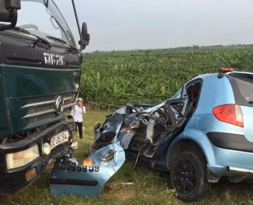 2. Taxi tông xe tải, 1 người chết, 4 người bị thương Khoảng 15h ngày 4/10, tại địa bàn huyện Khoái Châu – Hưng Yên, xe taxi mang BKS 30T- 7377 của hãng Hoàn Kiếm chở 4 hành khách , đang đi trên đê Khoái Châu (Hưng Yên) thì bất ngờ va chạm với chiếc xe ô tô tải mang BKS 89C. Vụ tai nạn khiến cả hai chiếc xe ô tô văng xuống triền đê. Hậu quả, cụ Nguyễn Thu L. (60 tuổi) ở Đức Hợp, Kim Động (Hưng Yên) tử vong, tài xế Bùi Văn Nam (Đức Hợp - Kim Động) và con dâu của nạn nhân cùng hai cháu nhỏ bị thương nặng.