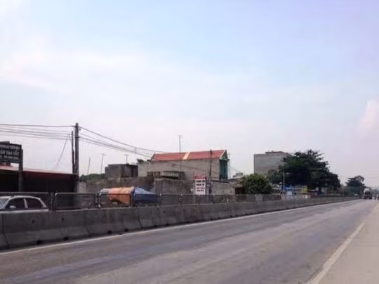 10. Bị ô tô cán chết vì va chạm với xe đạp Khoảng 5h30 phút sáng ngày 8/10, tại Km 331+550 QL1A, (đoạn qua thôn Dục Tú, xã Quảng Tân, huyện Quảng Xương, Thanh Hóa), anh Nguyễn Văn Luyện (SN 1991, ngụ tại huyện Đông Hưng, tỉnh Thái Bình) điều khiển xe máy BKS 37N1 - 8977, đèo theo sau một người phụ nữ đã va quyệt với xe đạp của bà Phạm Thị Cương (SN 1970, ngụ xã Quảng Tân, huyện Quảng Xương). Sau va chạm hai người ngồi trên xe máy ngã ra đường. Cùng lúc đó, xe ô tô BKS 34B - 003.86 do anh Nguyễn Hữu Tuấn (SN 1979, ngụ huyện Thuận Thành, tỉnh Bắc Ninh) điều khiển từ phía sau lao tới cán qua người khiến anh Luyện bị cán chết tại chỗ.