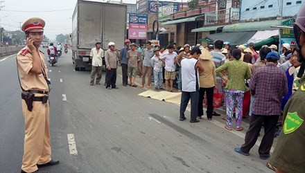 3. Xe tải gây tai nạn liên hoàn, một bé trai tử vong Khoảng 6h ngày 5/10, xe ô tô tải BKS 67C-040.94 do tài xế Lưu Đức Thắng (SN 1978, ngụ thị trấn Ba Chúc, huyện Tri Tôn, tỉnh An Giang) điều khiển lưu thông theo hướng TP.HCM về Miền Tây. Khi đến quốc lộ 1A, đoạn qua ấp Mới, xã Long Định, huyện Châu Thành, tỉnh Tiền Giang) thì bất ngờ va chạm với một xe đạp điện. Tiếp đó xe tải đâm vào xe mô tô BKS 71S8-5859 cùng chiều phía trước do một phụ nữ điều khiển chở con trai (khoảng 7 tuổi) đi học. Sức tông mạnh làm xe mô tô 71S8-5859 bay lên lề đường, va quẹt vào một xe mô tô khác. Hậu quả bé trai tử vong tại chỗ.