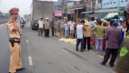 3. Xe tải gây tai nạn liên hoàn, một bé trai tử vong Khoảng 6h ngày 5/10, xe ô tô tải BKS 67C-040.94 do tài xế Lưu Đức Thắng (SN 1978, ngụ thị trấn Ba Chúc, huyện Tri Tôn, tỉnh An Giang) điều khiển lưu thông theo hướng TP.HCM về Miền Tây. Khi đến quốc lộ 1A, đoạn qua ấp Mới, xã Long Định, huyện Châu Thành, tỉnh Tiền Giang) thì bất ngờ va chạm với một xe đạp điện. Tiếp đó xe tải đâm vào xe mô tô BKS 71S8-5859 cùng chiều phía trước do một phụ nữ điều khiển chở con trai (khoảng 7 tuổi) đi học. Sức tông mạnh làm xe mô tô 71S8-5859 bay lên lề đường, va quẹt vào một xe mô tô khác. Hậu quả bé trai tử vong tại chỗ.